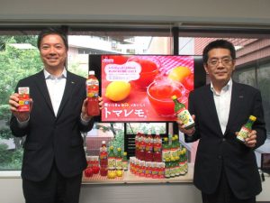 左からカゴメの西村晋介氏、ポッカサッポロフード＆ビバレッジの簗瀬尊弘氏 - 食品新聞 WEB版（食品新聞社）