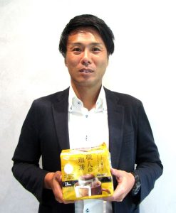 「ビターな味わいのクラシックブレンド」をアピールする井上俊之マーケティング本部嗜好品マーケティング部部長 - 食品新聞 WEB版（食品新聞社）