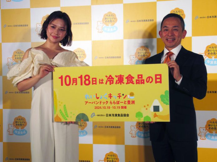 大櫛顕也会長（右）、村重杏奈さん