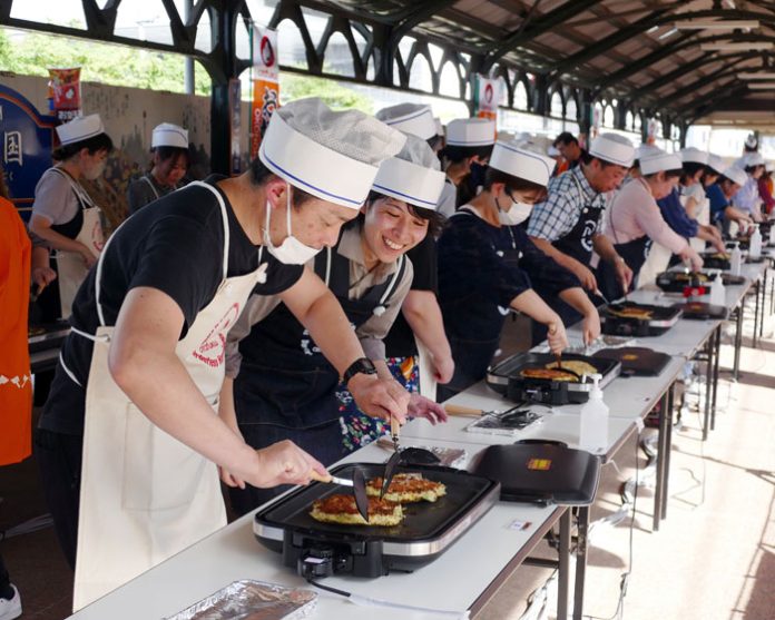 両国駅“幻”の３番線でお好み焼づくりに挑戦 オタフクソース