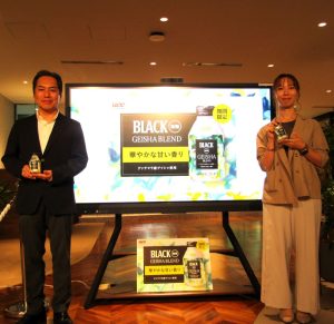 10月3日開催された「UCC BLACK無糖 新製品発表会」に登壇した中平尚己農事調査室室長（左）とマーケティング本部の千葉美華子氏。 - 食品新聞 WEB版（食品新聞社）