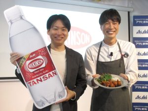 左からアサヒ飲料の香山宏氏、料理家のコウケンテツさん - 食品新聞 WEB版（食品新聞社）