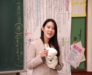 「山本てんちょう」のぬいぐるみを手に授業を行う綿引佑香奈氏 - 食品新聞 WEB版（食品新聞社）