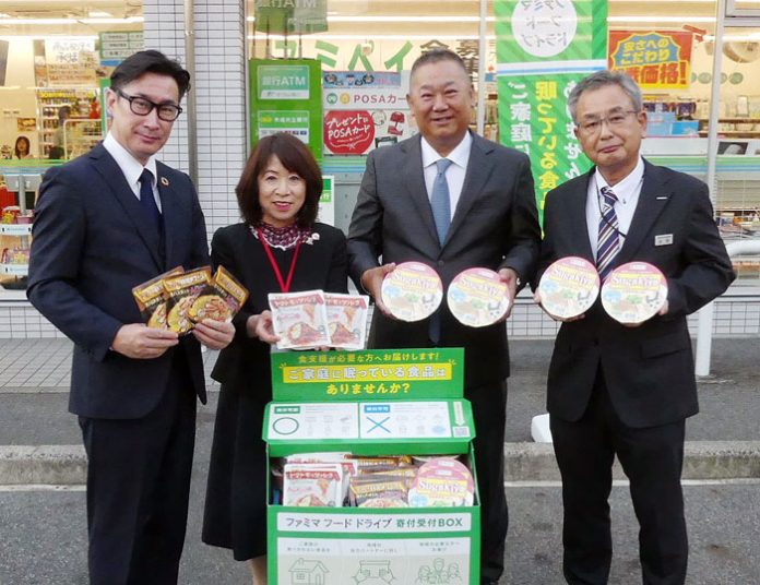 （左から）ファミリーマート・成田祥之執行役員地域代表（中日本）、愛知県母子寡婦福祉連合会・山本広枝理事長、トーカン・山田伸行専務執行役員、寿がきや食品・水野勇取締役営業本部長