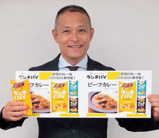 「ランチパイ ビーフカレー」をPRする福島恒晴支店長
