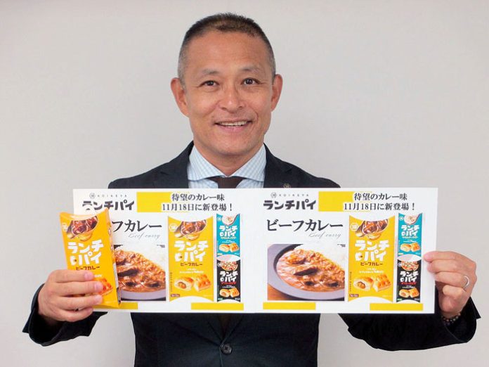 「ランチパイ ビーフカレー」をPRする福島恒晴支店長