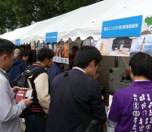 開放的な空間で昼飲みを楽しむ