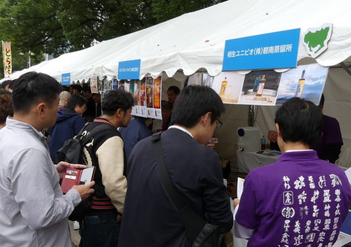 開放的な空間で昼飲みを楽しむ