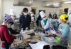 「みそ玉」作りに挑戦、佐藤醸造・佐藤社長もアドバイス