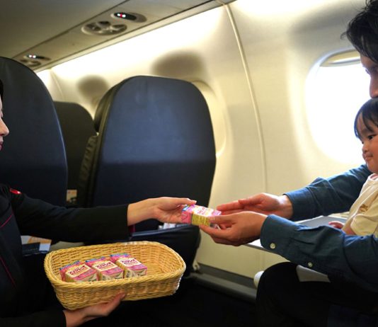 乳児連れ搭乗者に液体ミルク 誰もが安心して移動できる社会へ 江崎グリコ×ジェイエア