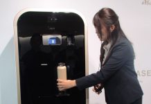 アサヒ飲料がZ世代向けウォーターサーバーに挑戦 水道直結・健康や美容のための飲用量を見える化・サブスクで差別化 「WATER BASE」でのマイボトルへの給水の様子