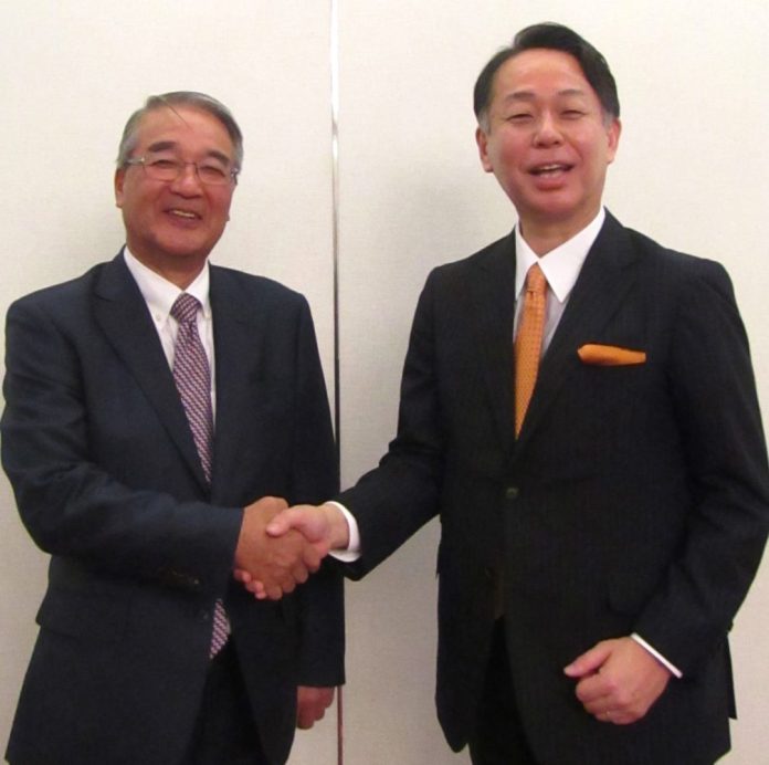 全日本コーヒー協会、柴田裕会長理事（右）と萩原孝治郎前会長理事