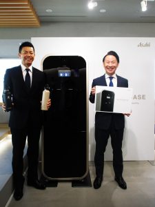 左からアサヒ飲料の鈴木学氏、三浦正博氏。中央が「WATER BASE」 - 食品新聞 WEB版（食品新聞社）