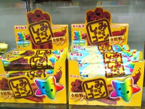 「しみチョココーン全粒粉スティック」と「しみチョココーン全粒粉スティック スティック ホワイト」 - 食品新聞 WEB版（食品新聞社）