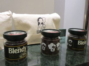 COFFEE BOYさんオリジナルデザインバックとCOFFEE BOYさんイラスト入り「ブレンディ」インスタントコーヒー瓶80g - 食品新聞 WEB版（食品新聞社）