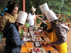 野菜をカットする児童ら - 食品新聞 WEB版（食品新聞社）