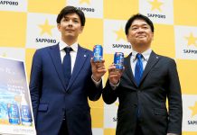 知る人ぞ知るサワー 居酒屋で愛される味が缶に 「サッポロサワー 氷彩1984」 発表会でブランドマネージャーの森田隆文氏㊧と永井敏文部長