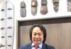 コロンビアのサザコーヒー自社農園産のパナマ・ゲイシャ品種由来のコーヒーの苗木をアピールする鈴木社長