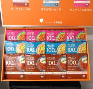 「100kcalマイサイズ キーマカレー」（下段）「同 鶏そぼろレモン丼」（中段）「同タコライスの素」 - 食品新聞 WEB版（食品新聞社）