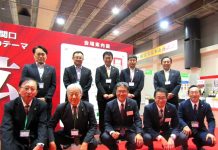 東北で唯一の専業卸の菓子展示会 出展メーカー数が過去最多を更新 メーカーと小売店が出会える場として支持拡大 関口 前列左から仙台支店大野常務取締役仙台支店長、仙台支店清野相談役、関口社長、関口専務、盛岡支店古川取締役盛岡支店長、後列左から札幌営業所村田所長、山形支店齋藤支店長、郡山支店浦山郡山支店長、青森黒石センター菊地センター長兼営業部長、秋田支店石塚支店長