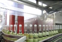 クリスマスの乾杯飲料「シャンメリー」製造中 「付加価値の可能性がある」トンボ飲料・翠田章男社長が意欲 「シャンメリー」の製造ライン