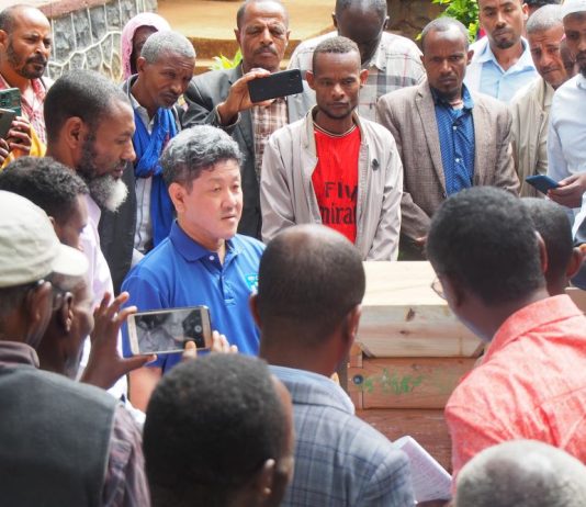 11月、エチオピアでの営農セミナーの様子。木製ハンドパルパーについて説明するキーコーヒーの藤井氏