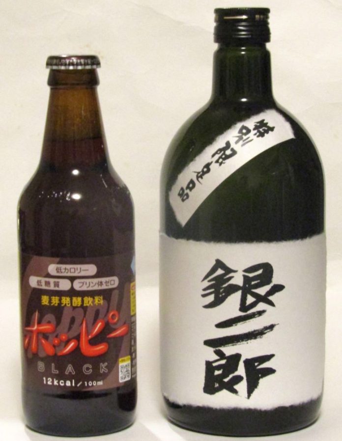 左から「ホッピーブラック」と粕取焼酎「銀二郎」