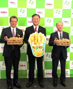 カルビーの江原社長（中央）、JAしれとこ斜里の平田代表理事組合長（右）、斜里町の山内浩彰町長 - 食品新聞 WEB版（食品新聞社）