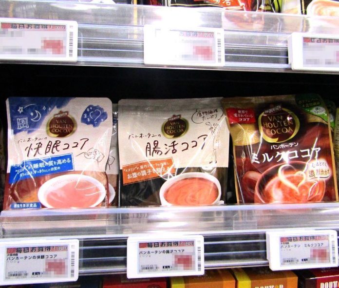 売場に並ぶ「バンホーテンの腸活ココア」（中央）