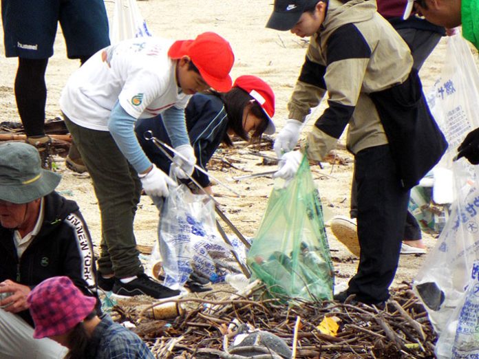 ウミガメが産卵する岸良海岸の漂着ごみを住民と清掃