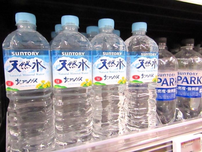 左から売場に並ぶ「サントリー天然水」1Lと「サントリー天然水SPARKLING」