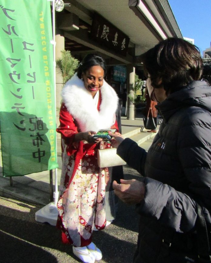 “勝ち豆”ブルーマウンテンコーヒーを手渡すリチャーズ駐日ジャマイカ大使