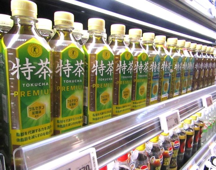 売場に並ぶトクホ茶飲料・伊右衛門「特茶TOKUCHA」（特茶）