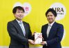 湯元敏浩市長㊧と新納一基社長