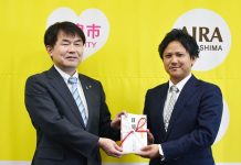 「つぼ漬」姶良市に贈呈 学校給食の食材に 九州新進 湯元敏浩市長㊧と新納一基社長