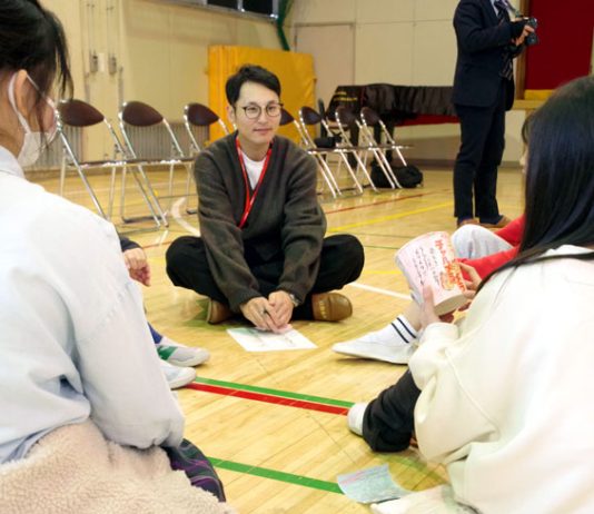プレゼンを聞く明星食品社員