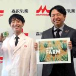 研究本部食品開発研究所発酵乳研究室の永里太暉研研究員㊧、鈴木優太リーダー