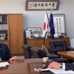 インタビューの様子（㊧千葉一裕学長と弊社山口貢社長）