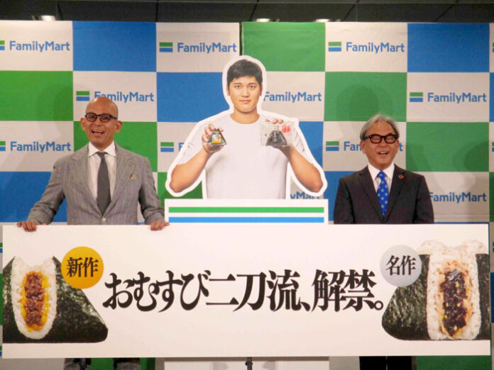左から細見研介社長、足立光氏