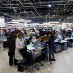 棚やレジを斜めに配置した店内