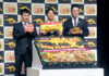 木所敬雄執行役員㊨、仲野太賀さん㊥