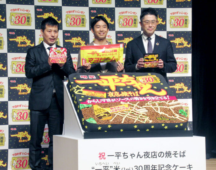 木所敬雄執行役員㊨、仲野太賀さん㊥