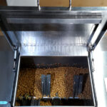 微生物をマカロニ状の菌床に付着させ生ゴミと一緒に攪拌