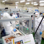 フライ投入兼弁当盛付工程統合ロボットシステム