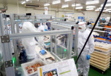 惣菜盛付の全工程をロボット化 人出不足解消へ横展開目指す 日本惣菜協会 フライ投入兼弁当盛付工程統合ロボットシステム