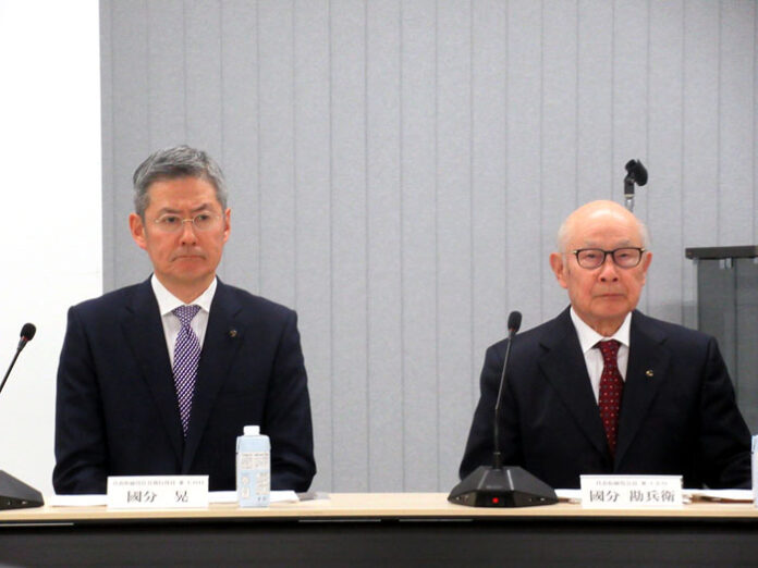 國分晃社長㊧、國分勘兵衛会長