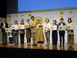 食品メーカーなど7社と伊藤氏左速水もこみち氏と近藤千尋氏中央 食品メーカーなど7社と山口卓也氏(左)、速水もこみち氏と近藤千尋氏(中央)