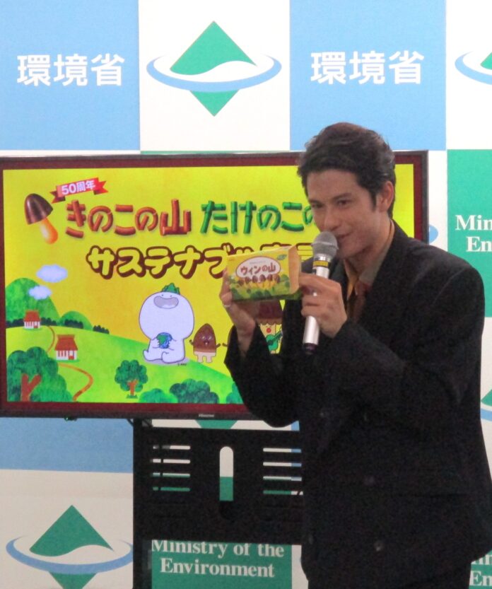 報告会に招かれた「きのこの山」50周年アンバサダーの森崎ウィンさん