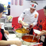 「アランチーニ」を調理するマロッコリシェフ（左）と宮口香保里氏