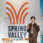 新ロゴを披露する坂東さん